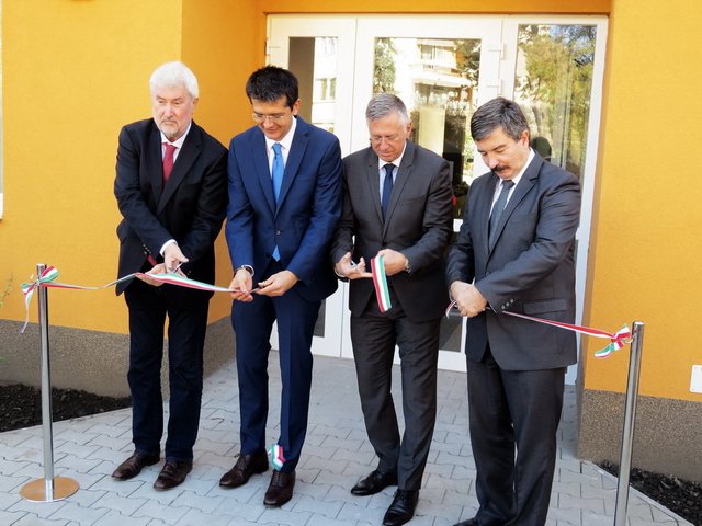 Átadták a felújított felnőtt háziorvosi rendelőt 29